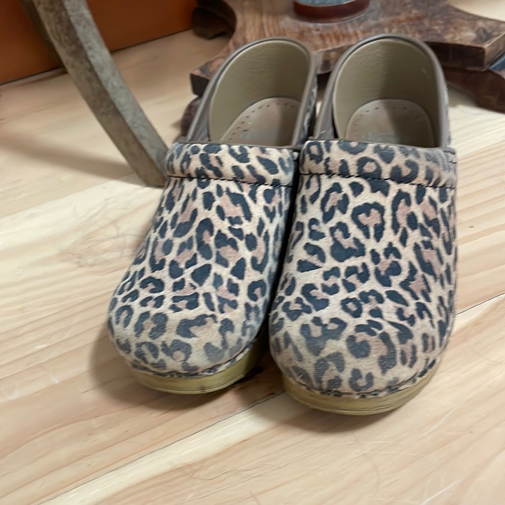 Cute Dansko leopard print clogs. EUC. Size 38 EU or 8 US. These are barely worn.